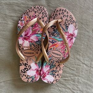 Havaianas Girls Rose Gold & Hibiscus & Leopard Print Sole Flip Flops LIKE NEW